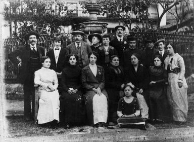 La familia Porturas Hoyle, últimos hacendados de Angasmarca, ante la pileta de la Hacienda