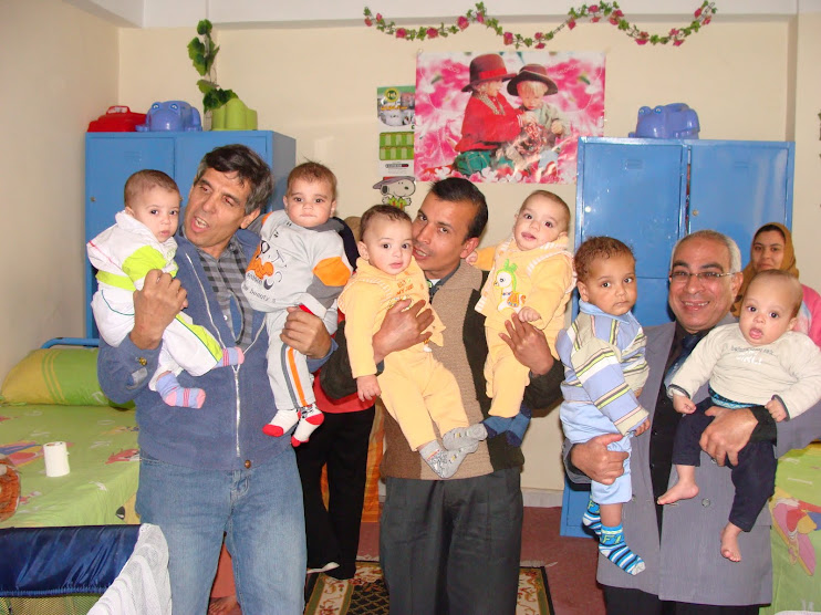 فى دار الدكتور اسماعيل سلام لرعاية الايتام وفى الصورة الشاعران سعيد الصاوى وفوزى خميس ومعى اطفال ال