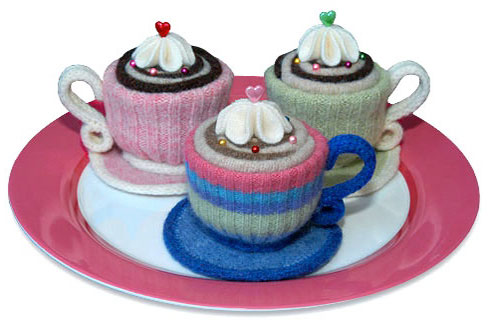 [knitted+pincushions+teapots+ii.jpg]