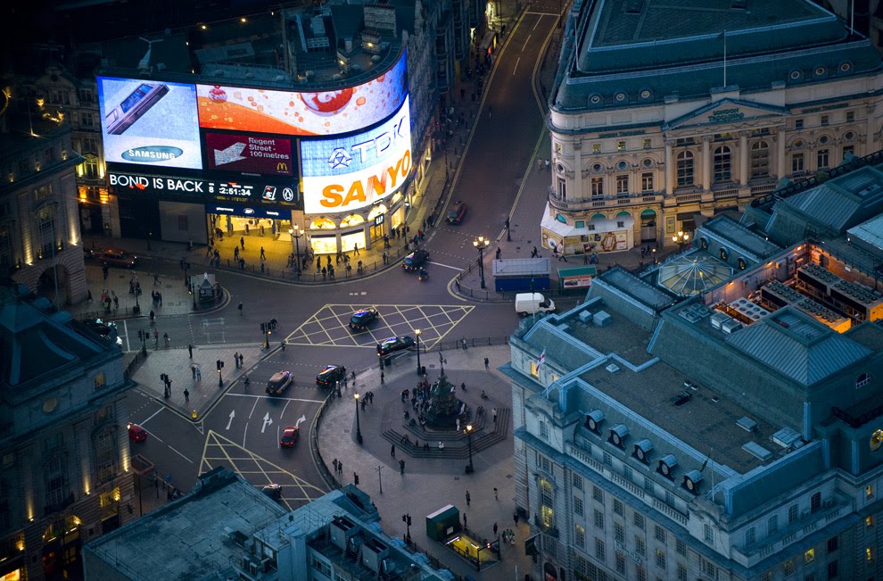 13+ Piccadilly Circus Last Night Background