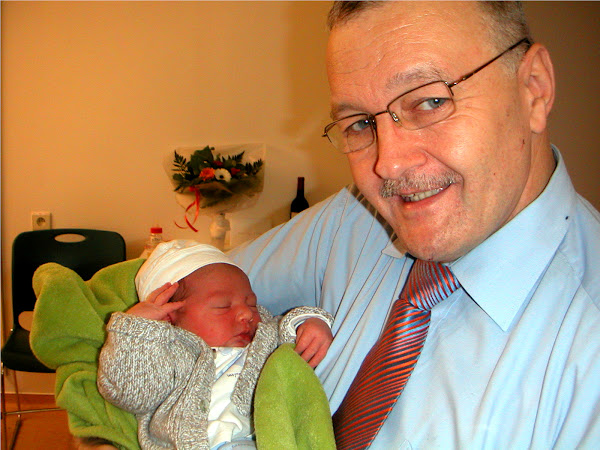 Dans les bras de son Papy