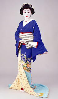 applying-geisha-makeup