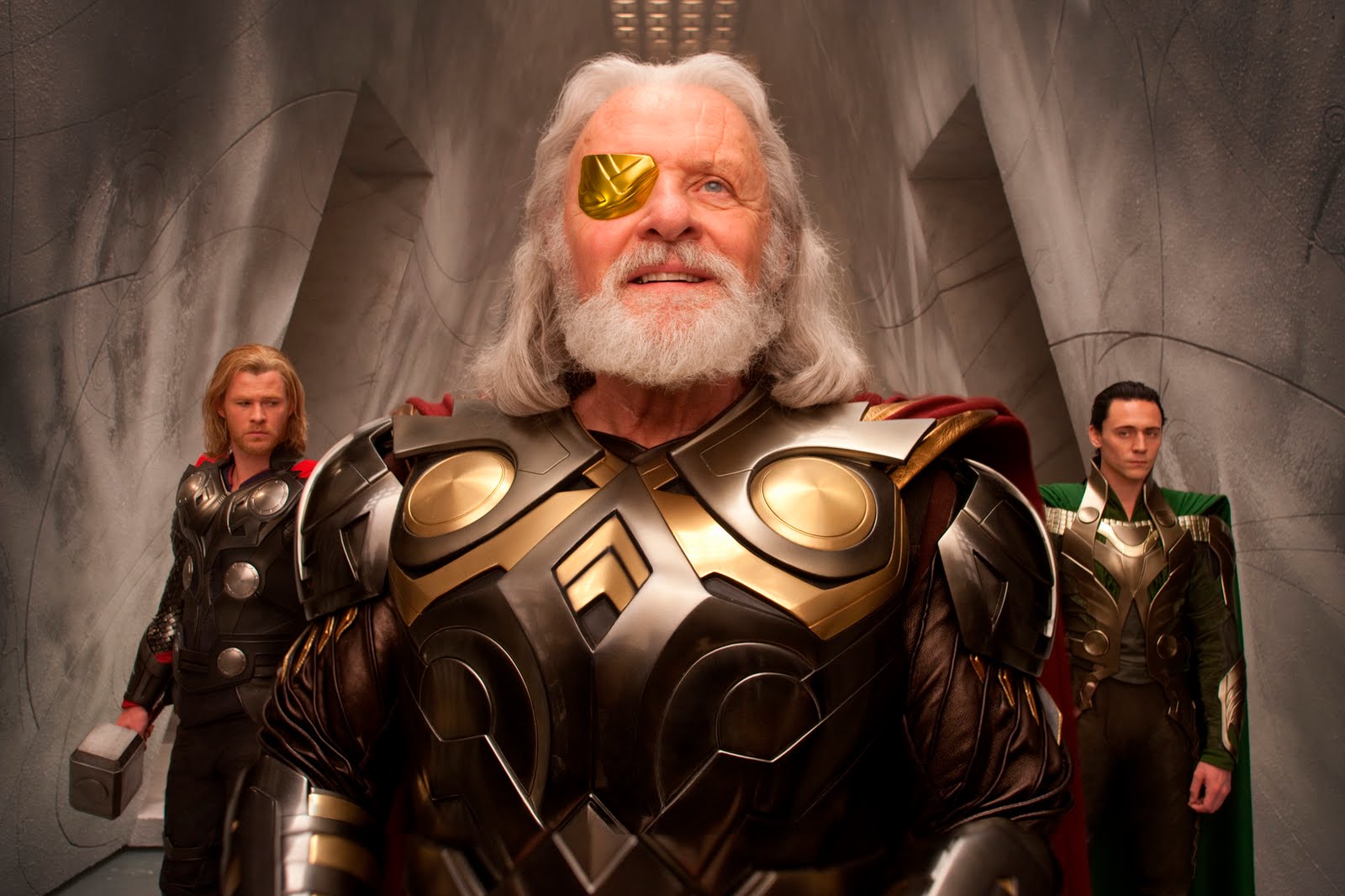 Thor : Thor et Mjolnir, Odin, Loki en image ! | Les Toiles Héroïques