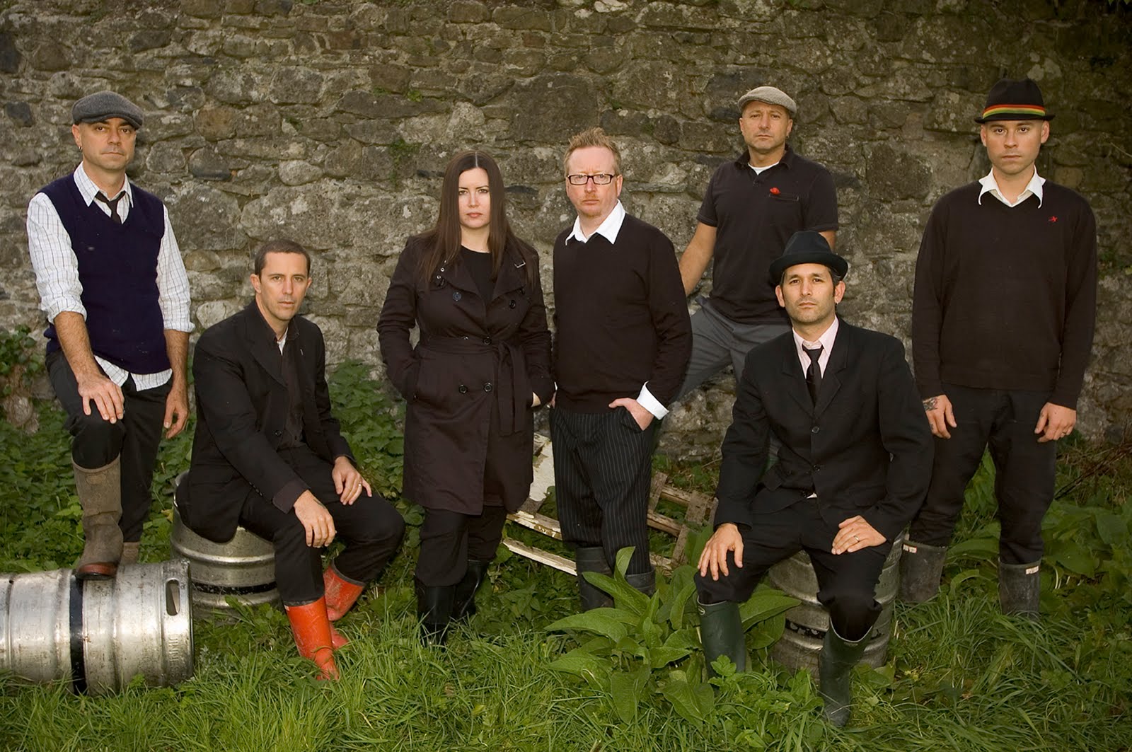 Flogging molly альбомы. ириш панк. Flogging molly. Mollis logo. Flogging molly.