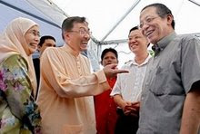 "Hang tau tak uncle, aku dah kelentong orang melayu dan india..haha..depa dok percaya bulat-bulat!"