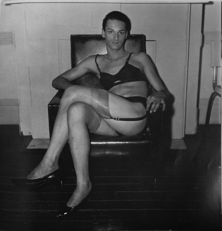 [Diane_Arbus_seated_man.JPG]