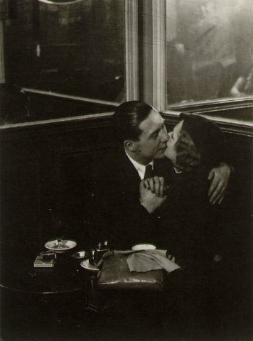 [brassai_Lovers+in+a+Bistro.jpg]