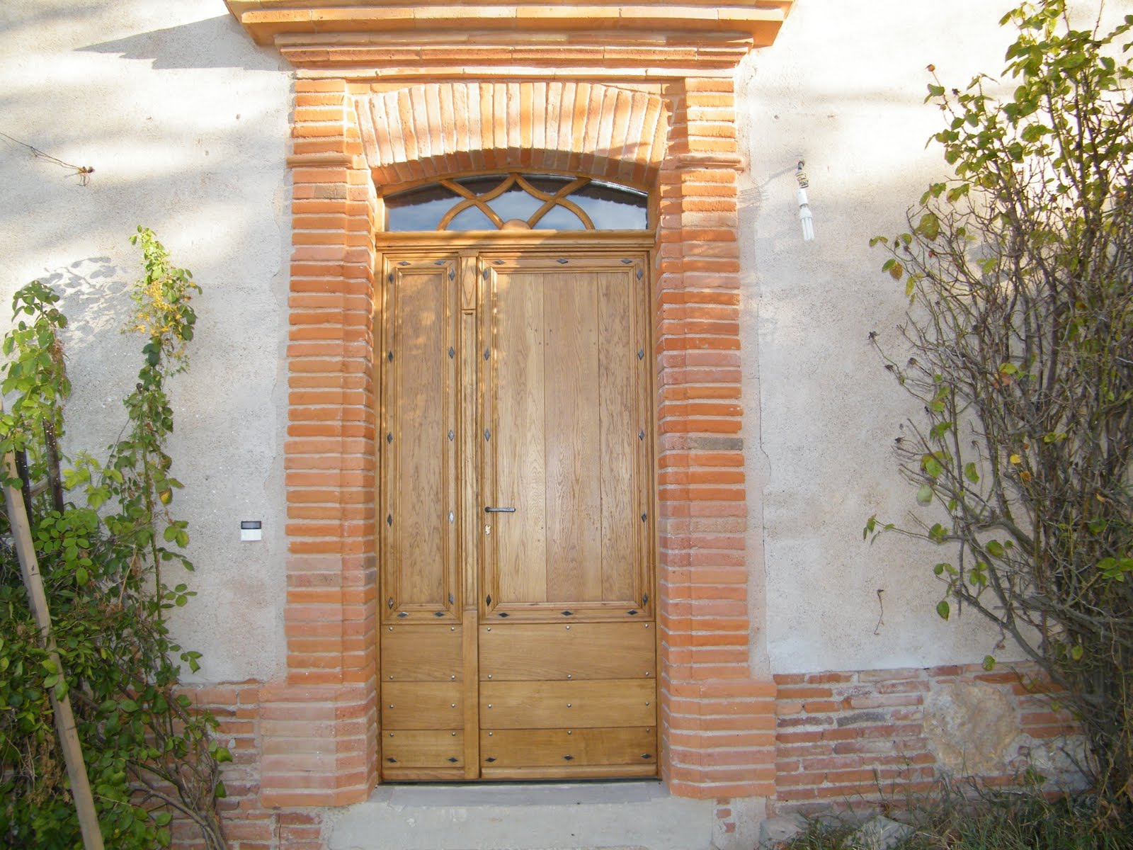 evolution-bois: porte d'entrée en chêne avec imposte cintré