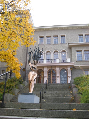 [17.42_Villa_mac.jpg]