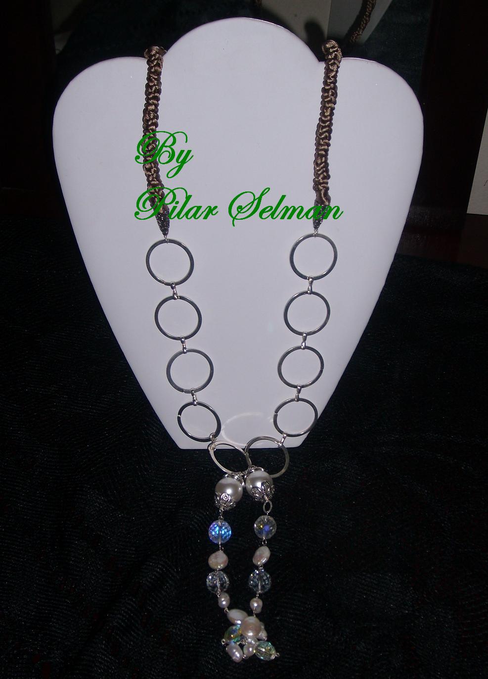 [Collar+trenzado+en+hilo+con+detalles+en+cristales+chechos+cadenas+y+perlas.JPG]