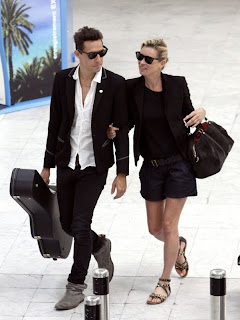 The Replica Handbags: Kate Moss in Louis Vuitton SC Suede Bag