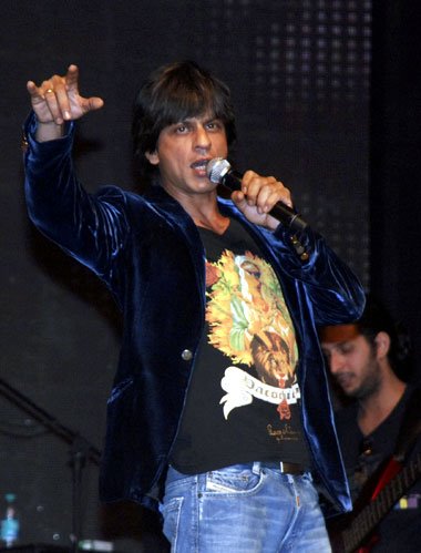 [Shah+Rukh+Khan+performs+at+the+Rock+On+concert.bmp]