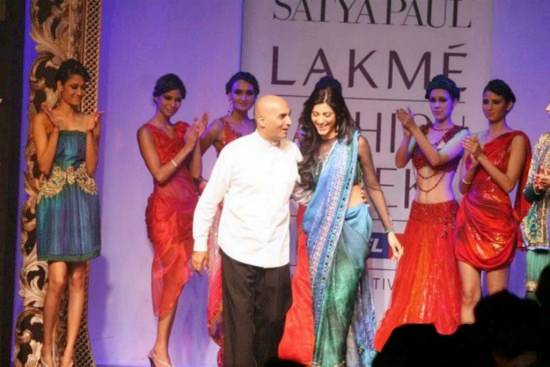 Pictures, Images, Fashion :Shruthi Hasan's Ramp Walk On Lakme Fashion Show