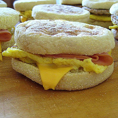 [homemade+egg+mcmuffin+1+450.jpg]