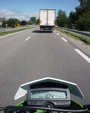 KLX250 auf der Autobahn in Frankreich
