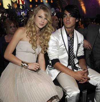 magazine-star-joe-jonas-y-taylor-swift-sentados-juntos-en-los-vma