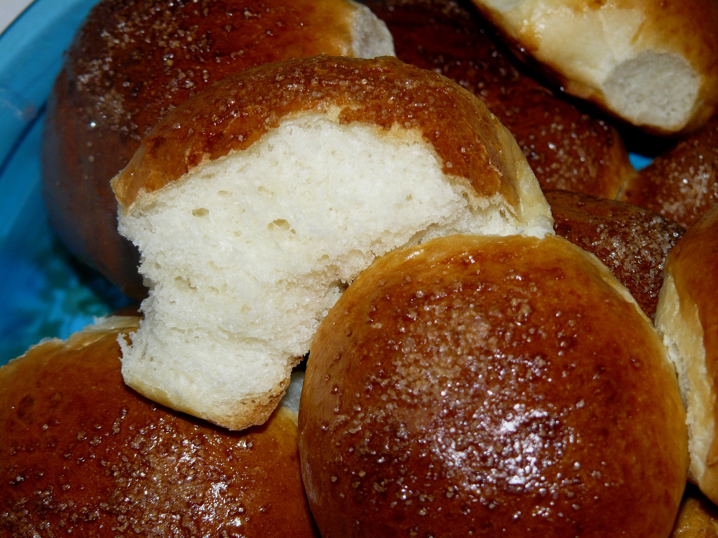 Рецепт дрожжевых пирожков в хлебопечке. Тесто для булочек. Булочки в хлебопечке. Тесто для булочек в хлебопечке. Хлебопечка для булочек.
