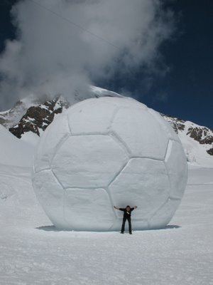 [Giant_snow_football.jpg]