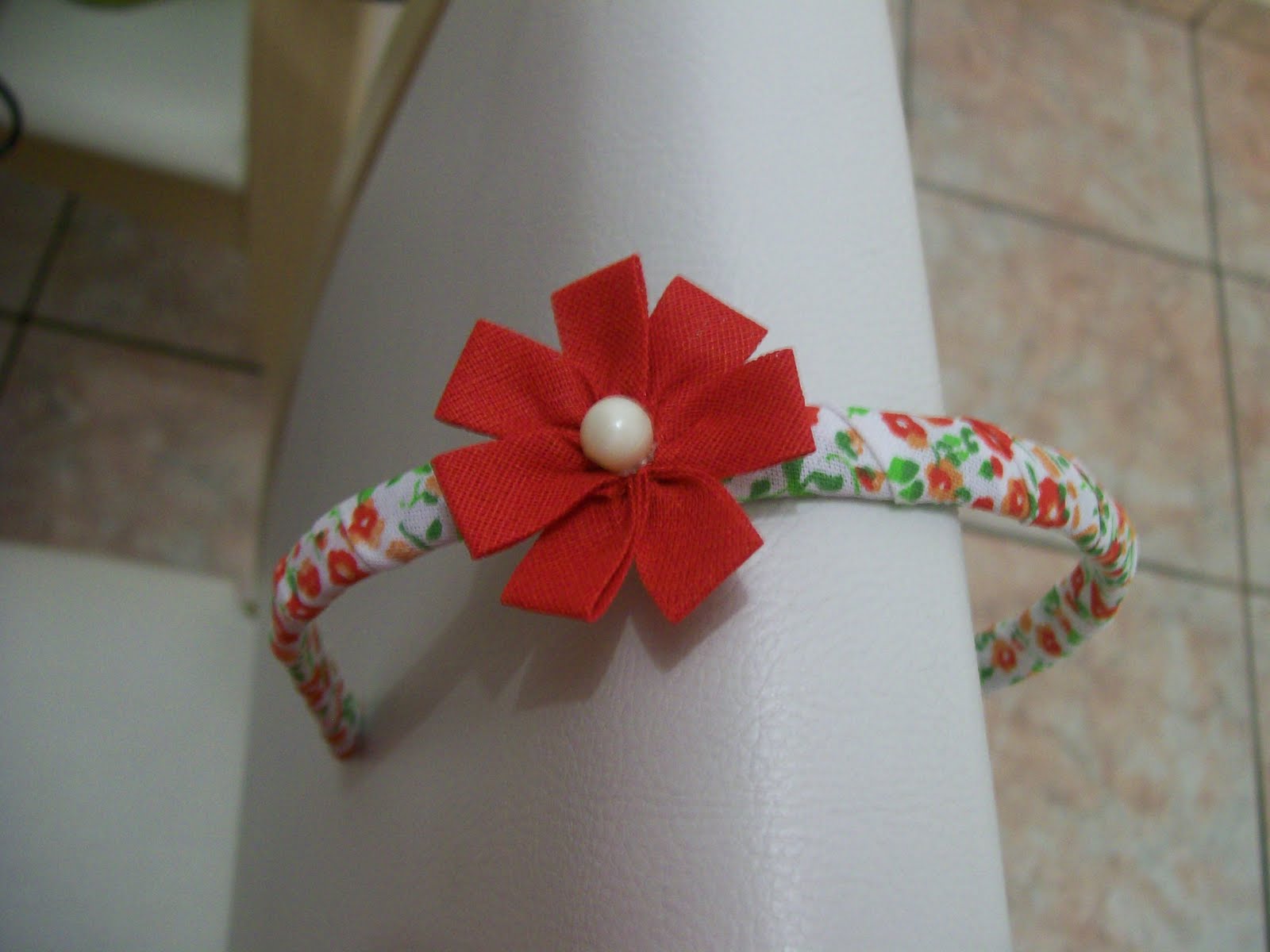 DUDA ANGEL ARTESANATO Tiara com Florzinha de Viés