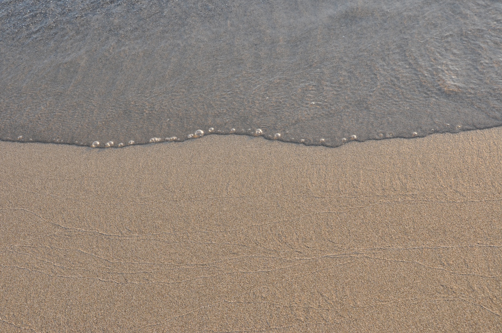 LE MAXIMUM Galets sur sable fin et écriture sur sable