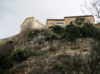 L'església de Santa Maria vista des del congost de les Valls