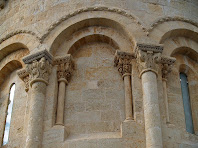 Detall de l'absis de l'església de Santa Maria