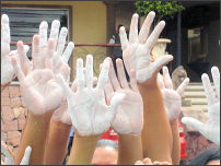 [manos_blancas_0001.jpg]