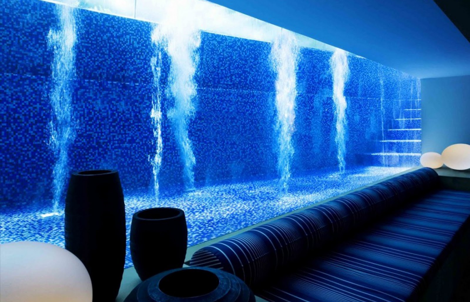 Бассейн с прозрачным дном в доме