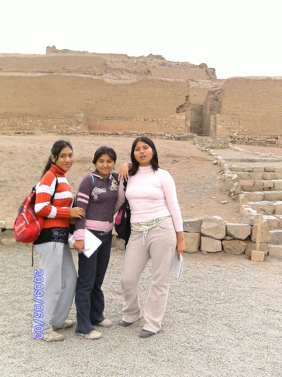 Aqui estoy con mis amigas Xandra y carmen  en Pachacamac