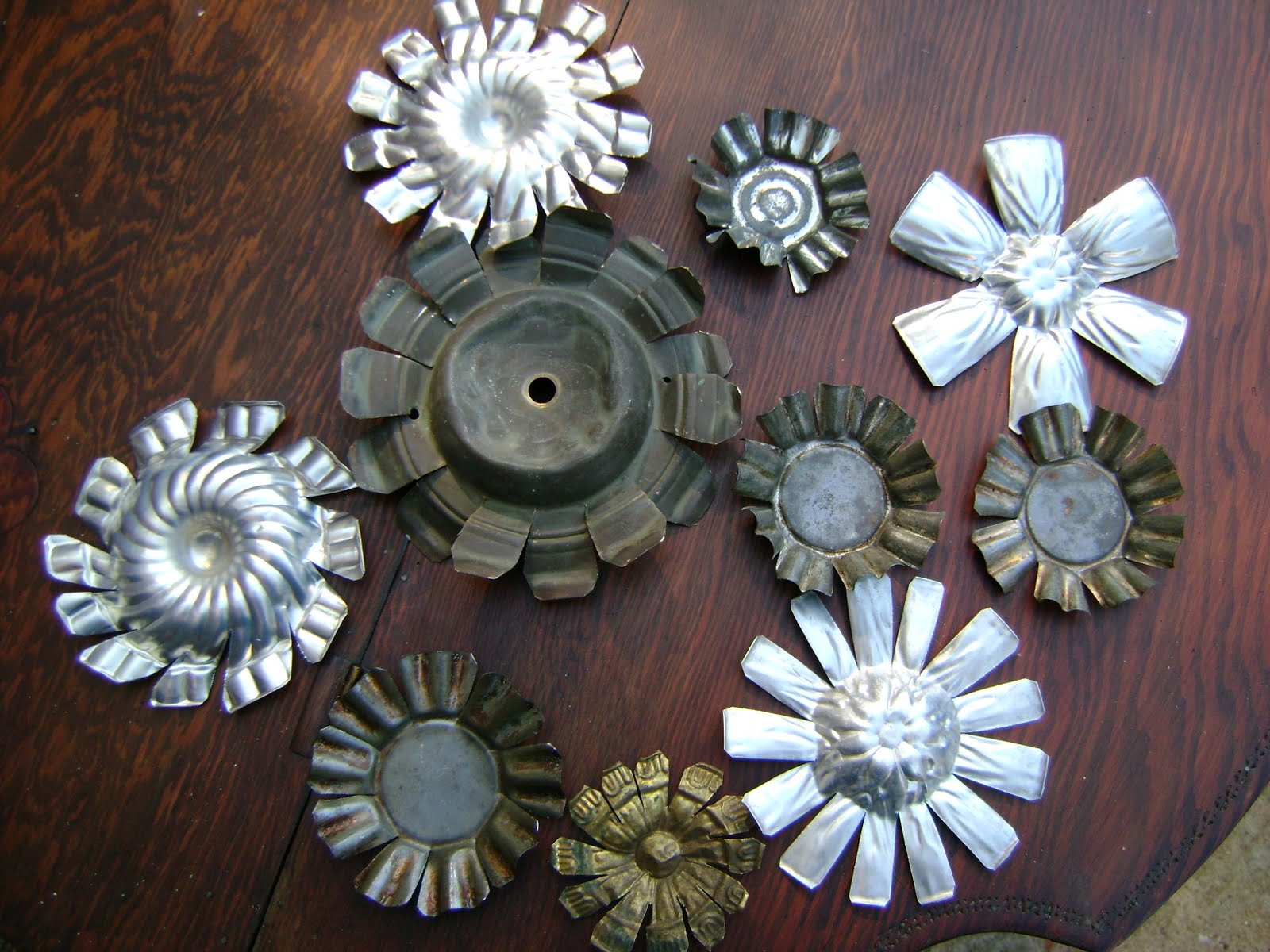 Sassytrash Simplicity continued.......Tin Flowers
