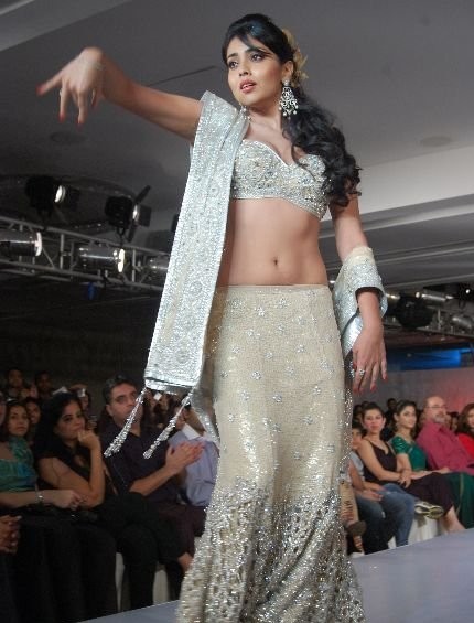 Shriya makes Chennai Fashion Show hot