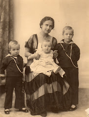 Yelva med sine 3 sønner, Mogens, Gregers og Hans, 1917 eller 1918
