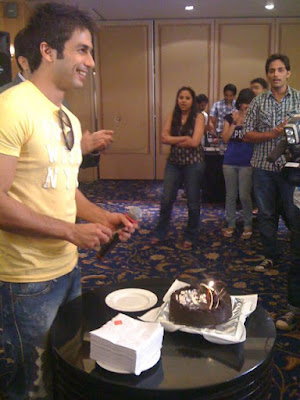 Shahid Kapoor cuts Birthday Cake