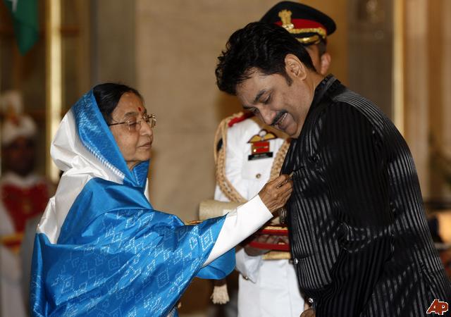 Kumar Sanu receiving Padma Shree Award from Former President of India, Pratibha Patil