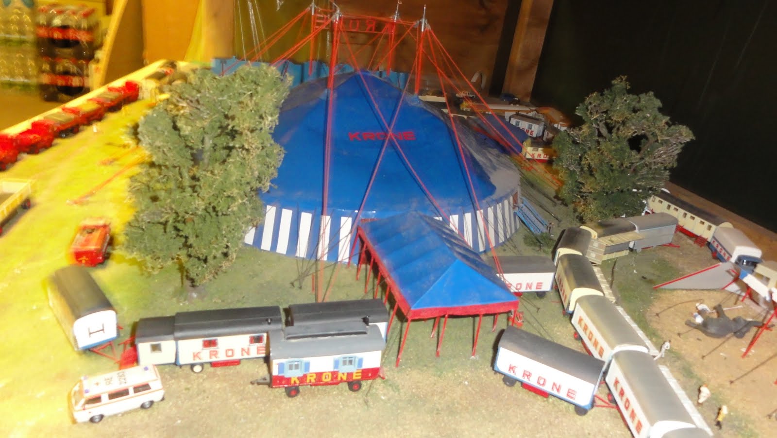 Circusmodellbau: Circus Krone 1:87