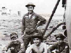219 Phi hành đoàn bên cạnh H34 / Trung Úy Nguyễn Hoàn ngồi hàng đầu