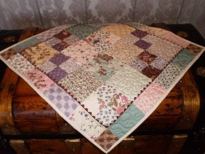 Free Quilting tutorials featured by top US Quilting blog, A Quilting Life: table topper quilting tutorial
