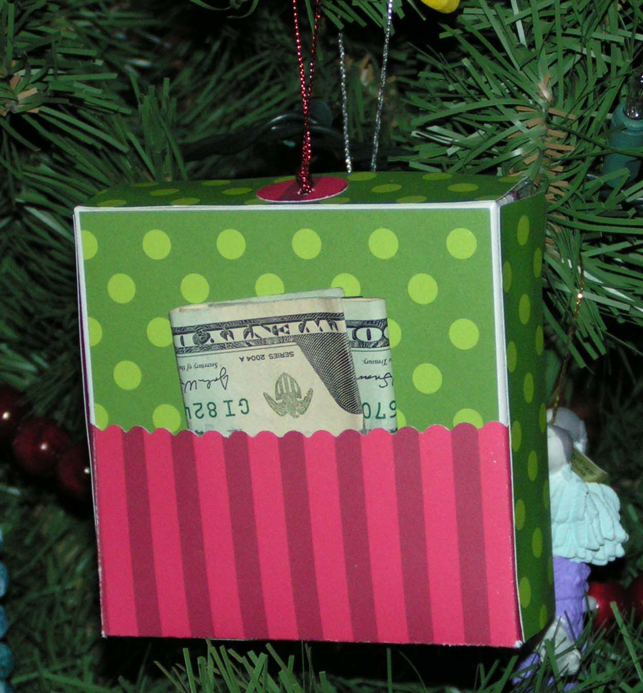 [12-26-08+Ornaments+011.JPG]