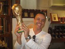 Replica da copa mais desejada do mundo do futebol essa Italia levou exposicao em Doha Qatar