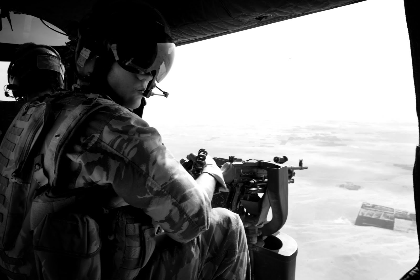helmand-blog-afghanistan-picture-of-the-day-army-air-corps-lynx-mk-7-crewman-in-action