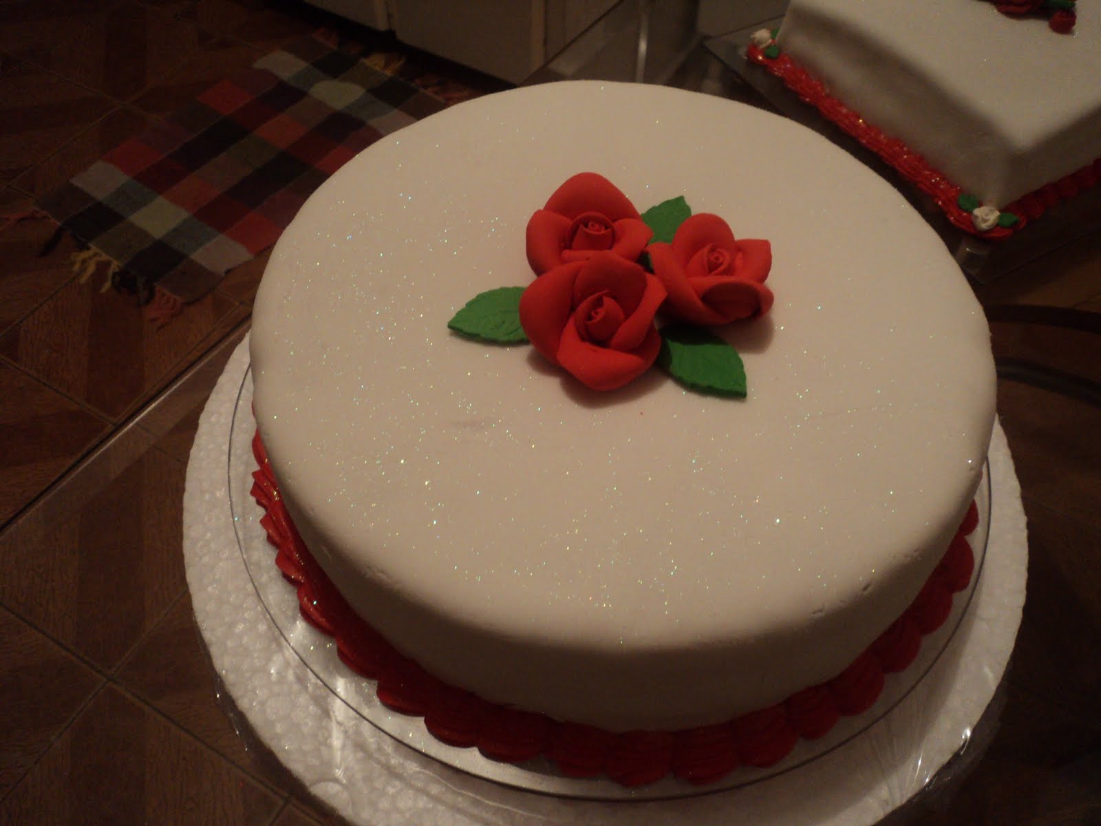 FABIANE BOLOS E DOCES Bolo Pasta Americana Vermelho e Branco