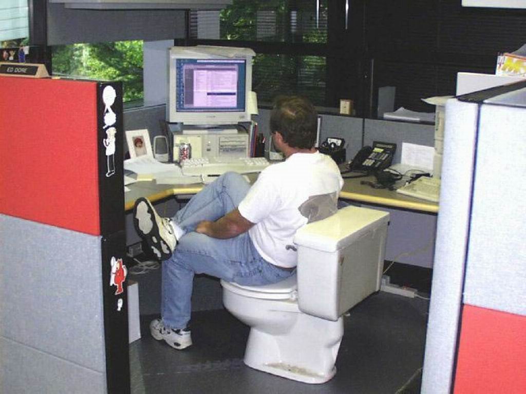 унитаз matsushita. компьютерное креслр с унитазо. новый унитаз билла гейтса. разработчик туалета. рабочее место с унитазом.