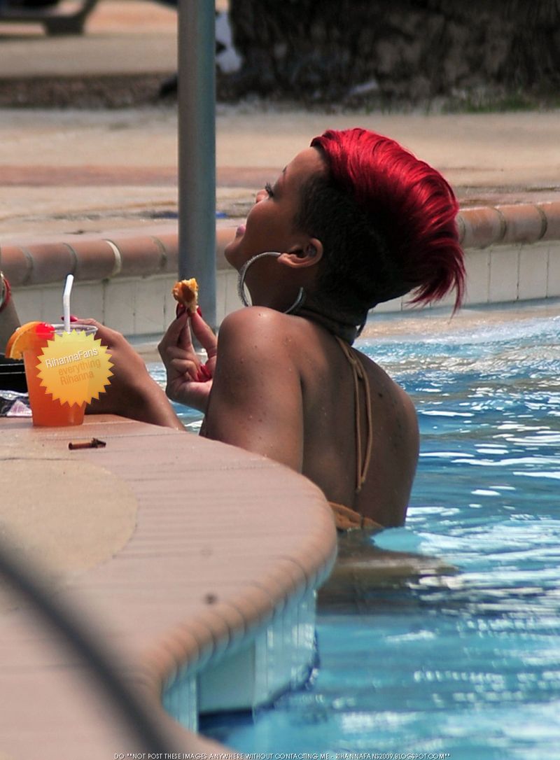 Rihanna looking great having some relax with friends.