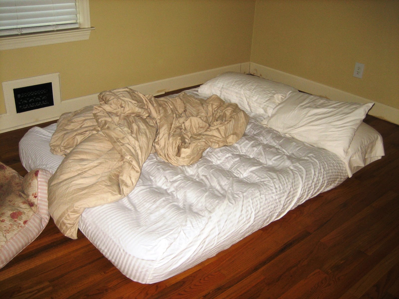 Надо спать кровати. Комната с матрасом. Кровать с матрасом. Кровать на полу. Кровать сон.