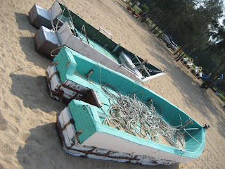 隘門海灘　有載馬達的保麗龍船