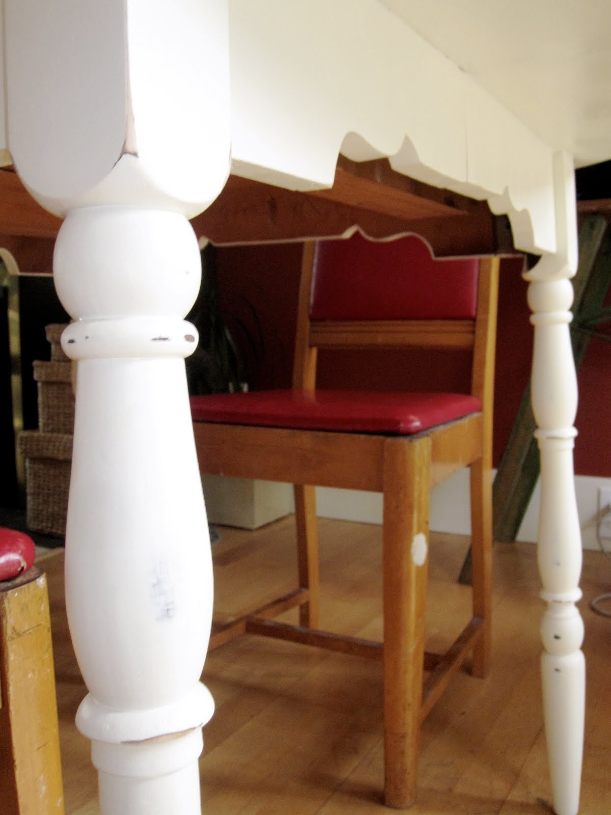 sweet tree furniture: round cottage kitchen table