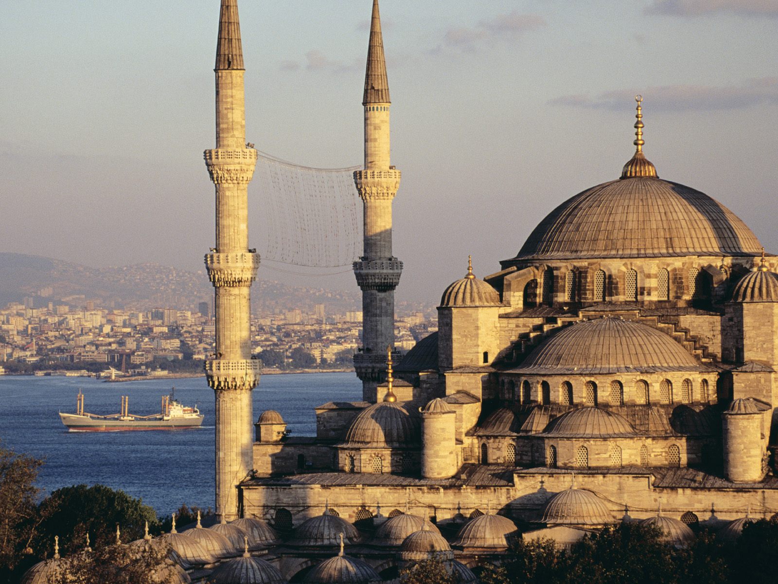 http://3.bp.blogspot.com/_b-YuSdvMmaQ/Swl0kSPWRhI/AAAAAAAADmA/NuLSxg4et4Y/s1600/Blue+Mosque+and+the+Bosphorus,+Istanbul,+Turkey.jpg