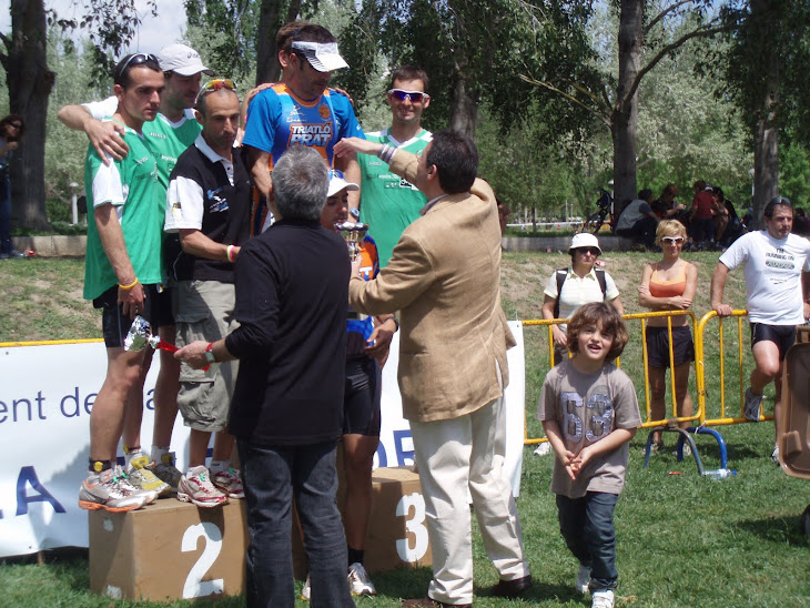 el Roger entregant els trofeos als guanyadors