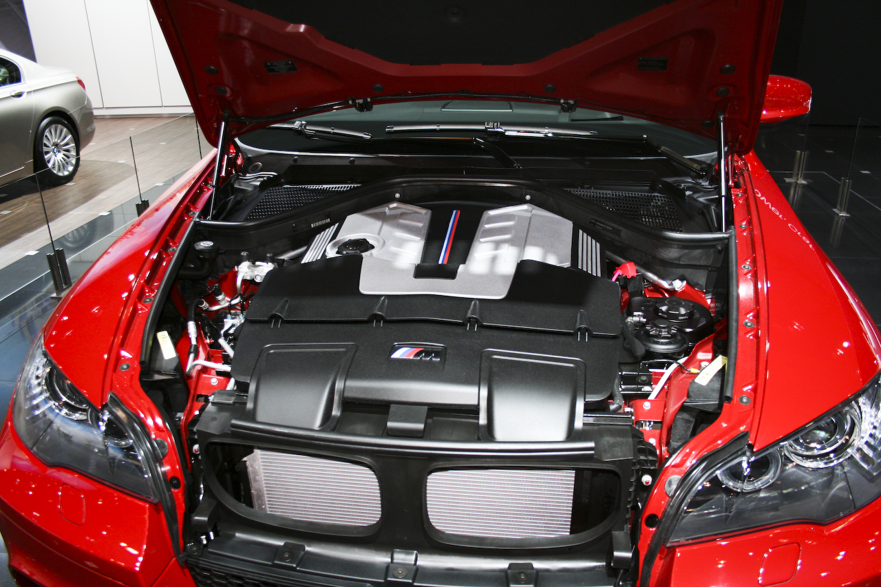 Двигатель бмв x6. BMW x6 мотор. Двигатель BMW x6m. Двигатель БМВ x6 m. BMW x6 e71 под капотом.