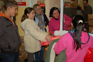 Esther i Javi entreguen un joguet a un dels xiquets